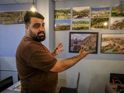 ...e Sari, due amici di Karzan che aiutano il proprietario a portare avanti il ristorante, facendo ad esempio la spesa o sistemando i tavoli