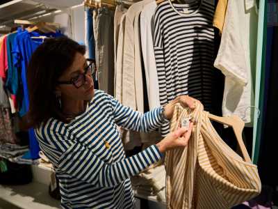 Di lino � fatta infine una camicia a strisce verticalibianche e gialle. �Richiede meno acqua di lavorazione rispetto al cotone � avverte Sabina �, ma offre ugualmente comfort e durata�