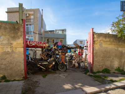 ...allestita da diversi anni in un cortile di via Massaua