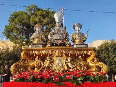 Specializzandosi poi nella creazione delle basi processionali: i sostegni in legno dorato che reggono le statue portate in processione