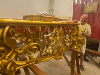 ...mestiere che prevede l�intaglio del legno il quale viene poi ridefinito con l�applicazione di foglie d�oro o altri metalli preziosi...