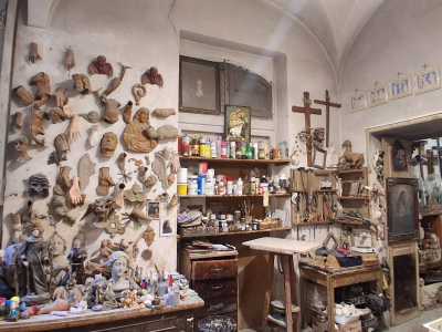 Una volta entrati veniamo accolti da un susseguirsi di opere in cartapesta...