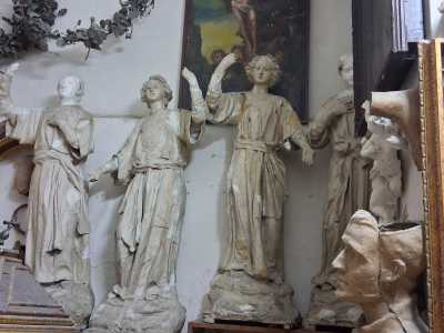 ..., altre in fase di restauro come le figure allegoriche raffiguranti giovani fanciulli...