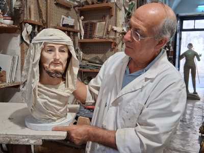 ...alcune realizzate da poco come una testa di Cristo...