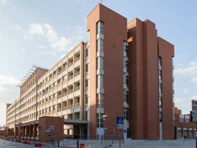 ...ma anche padiglioni pi� moderni come il complesso emergenziale Asclepios, aperto nel 2002 (foto da sito web Universit� degli Studi di Bari)