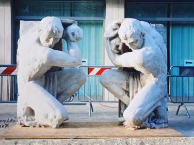Il restauro fu ultimato nell�aprile del 2007 e, nel settembre dello stesso anno, il regista Gennaro Nunziante, in occasione della Notte Bianca, ottenne la possibilit� di esporle su corso Vittorio Emanuele II davanti al palazzo dell�Economia (foto di Roberto Condr�)