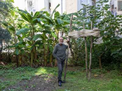 ...il quale ci viene subito incontro accompagnandoci nel giardino interno