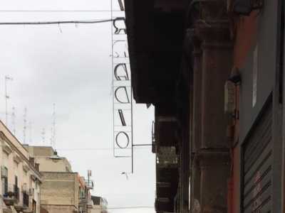 La scritta, a caratteri cubitali, � a neon (anche se non � pi� accesa da tempo) e dovrebbe risalire agli anni 50 (foto collezione archivio Agu�n)