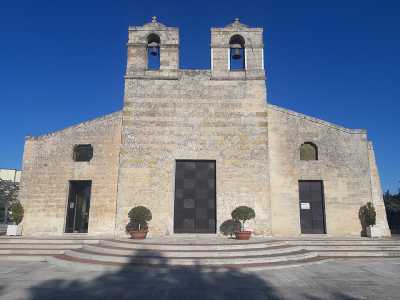 L�ultimo segmento pugliese del percorso si inoltra  tra boschi e colline fino alla prima tappa lucana, il santuario benedettino di Santa Maria di Picciano (foto di Mateola)