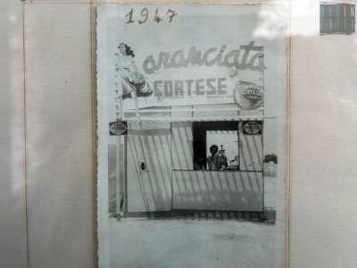 �Pap� all�inizio voleva fare altro - spiega la figlia-. Nel 1947 mio nonno gli apr� anche un chioschetto che vendeva aranciata Cortese di fronte al porto, ma lui decise di partire per Milano in cerca di fortuna. Poi per� quando mio nonno mor�, si sent� in dovere di tornare qui per prendere in mano le redini dell�attivit�