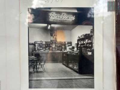 �All�inizio non si chiamava Bar Gonnella�, sottolinea la donna mostrandoci una foto con l�insegna originaria che recitava genericamente �Birra Peroni�