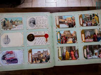 Tra le scoperte c�� anche una vasta collezione di splendide cartoline postali riccamente decorate...