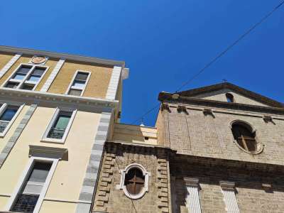 Davanti a noi si erge la facciata della chiesa, stretta in un abbraccio di pietra con l�imponente mole del palazzo dei Missionari...