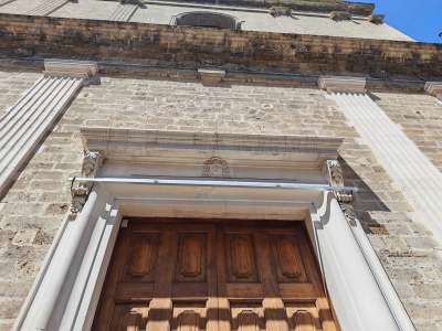 Quello inferiore, su un alto zoccolo in pietra, � scandito da quattro lesene scanalate con capitelli dorici...
