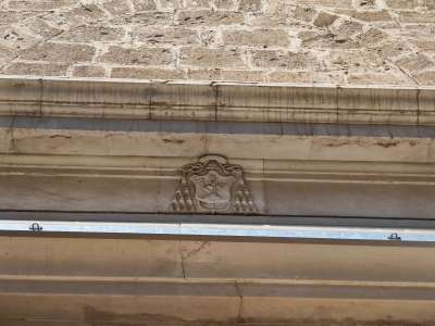 ...che sostengono il fregio sopra il portone principale, dove  � incastonato lo stemma dell�arcivescovo Pedicini