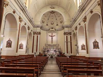Non ci resta ora che entrare. Ci ritroviamo in un ampio e luminoso spazio suddiviso in tre navate. Fu l�ingegnere Signorile Bianchi negli anni 30 a utilizzare la struttura della chiesa ottocentesca come navata centrale...