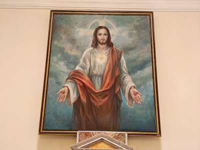 Raffigura Cristo a braccia aperte su nuvole mistiche e fu una delle ultime opere di Colonna, artista che ha lasciato il segno in tanti luoghi sacri di Bari