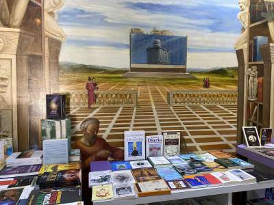 ...e un dipinto murario dai chiari tratti metafisici