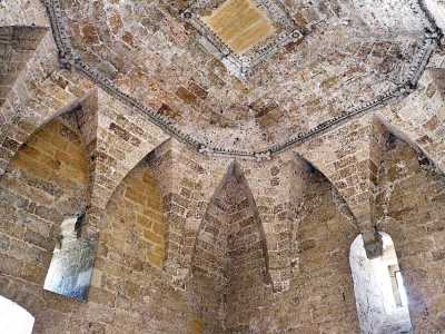 ..., la cui alta volta � decorata da dodici archetti acuti pensili racchiusi da una cornice quadrata con motivi vegetali. Ai quattro angoli si trovano quattro elementi decorativi a conchiglia (foto di Sailko)