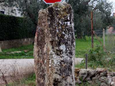 Il terzo menhir di Terlizzi � diventato la colonna portante di un segnale stradale