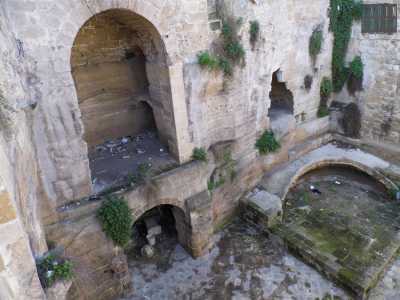 Spingendoci fino in fondo al vico si pu� osservare il notevole dislivello di circa 15 metri tra la parte alta e la parte bassa, proprio l� dove � presente una fornace medievale