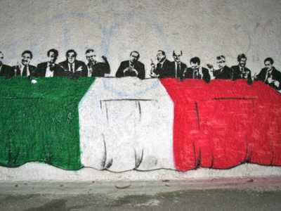 Stencil del collettivo Paracity, realizzato nel 2011 a Bari, in via Bottalico