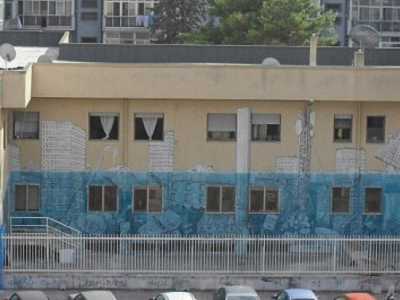 Prospetto dell'ex Liceo Socrate, situato a Bari in via Fanelli, dipinto da Ericailcane e Blu nel Novembre 2012