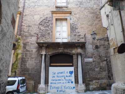 Palazzo Amati, sede della prima scuola elementare pubblica,  murato per le cattive condizioni in cui versa