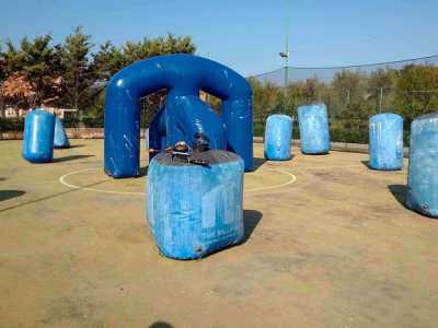 Gonfiabili nel campo da gioco del Paintball Bari