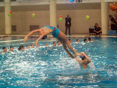 Le ragazze della Waterpolo Bari durante un'esibizione