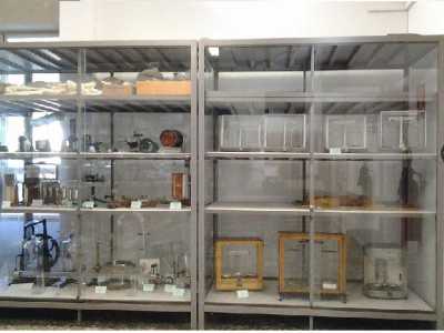 Museo degli strumenti di fisica: parte della vetrata di uno dei grandi armadi contenente bilance
