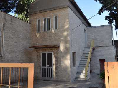 L'esterno della chiesa del villaggio armeno Nor Arax