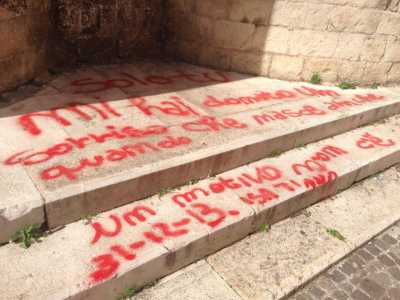 Le scritte sui monumenti di Bari Vecchia