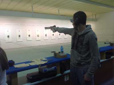Domenico Accettura mentre punta la pistola