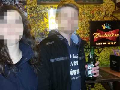 Claudio e Elisa acquistano una birra in un altro locale situato nella citt� vecchia di Bari