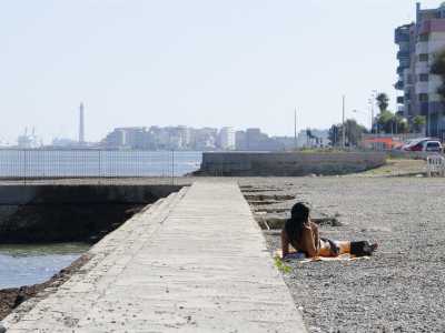 La spiaggia di ciottoli che affianca il lungomare IX maggio