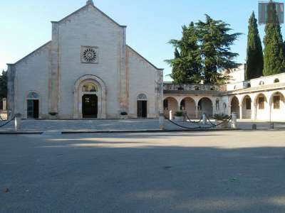 La facciata in stile romanico della chiesa in stile romanico del 1952: sul lato destro si intravede il porticato che la collega al monastero