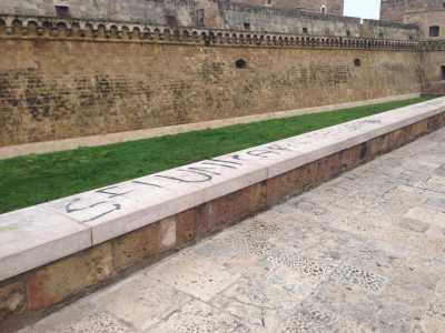 Il parapetto del fossato del Castello Svevo