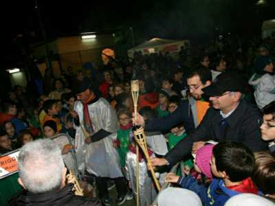 Alla celebrazione partecipano anche alcuni adulti
