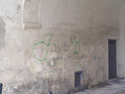 Macchiato anche l'interno dell'Arco Alto 