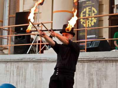 Stefano durate una performance di giocoleria con il fuoco