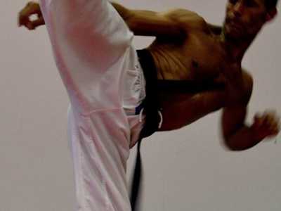 Filippo Mitola mentre esegue un mawashi geri, un calcio rotante