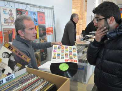 Franco durante un mercatino di vinili