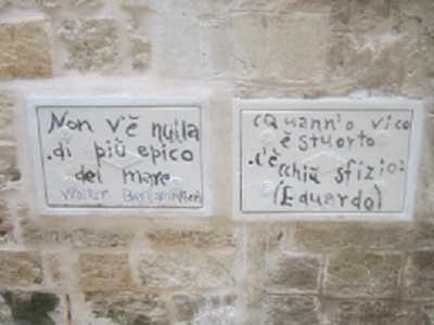 Walter Benjamin ed Eduardo de Filippo su due griglie di ventilazione a Polignano a Mare