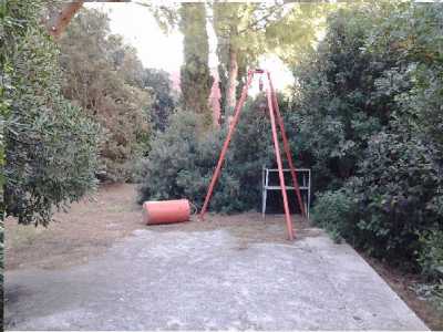 Uno strumento per creare onde sismiche, situato nel percorso museale all'aperto 