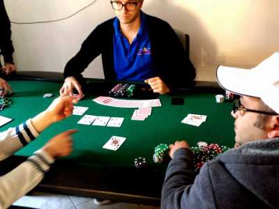 Un tavolo da Poker Texas Hold'em nella scuola di Fasano