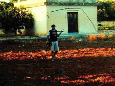 Il metal detectorista setaccia un terreno in campagna