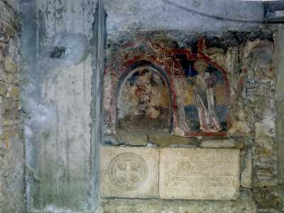 Tomba risalente all'XI secolo del sacerdote Smaragdo, Rettore della chiesa di San Martino, sito nel piano inferiore della chiesa. In alto l'affresco raffigurante un santo vescovo