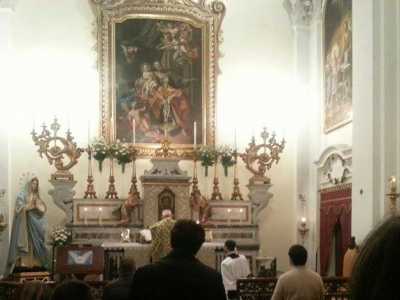 Don Nicola Bux mentre celebra la messa in latino. � di spalle ai fedeli e rivolto verso l'Oriente