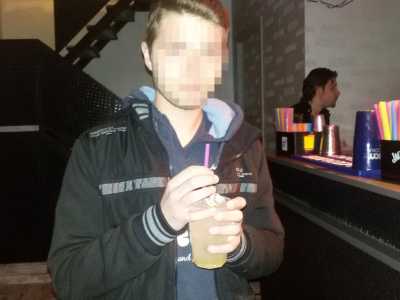 Claudio, 16 anni, ha appena acquistato il suo vodka pesca Lemon pur non avendo ancora l'et� per farlo